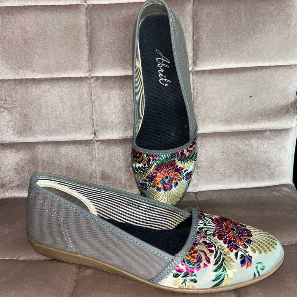 Women's Floral Mexican Embroidered Shoes - Gray and Multicolor